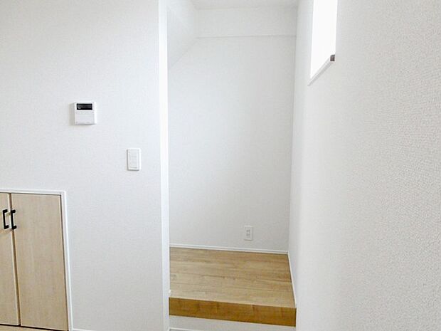 【キッチン収納】 小上がりになった収納スペースには、ラックなどを設置してパントリーとして使っても良さそうですね。