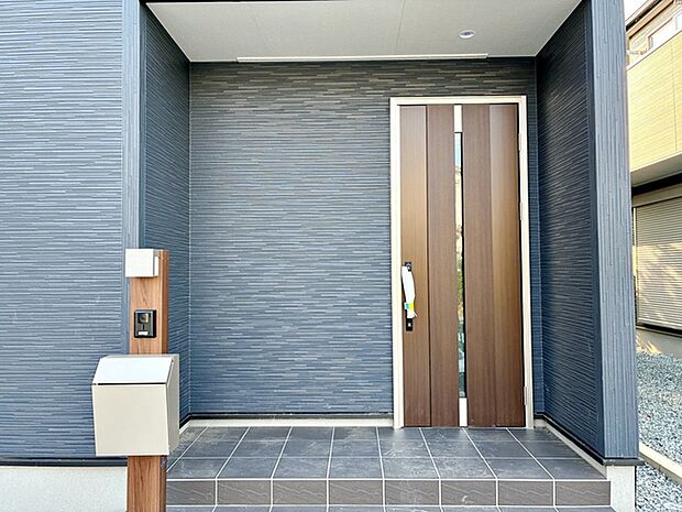 【玄関】 雨の日の出入りも濡れにくい玄関ポーチ 