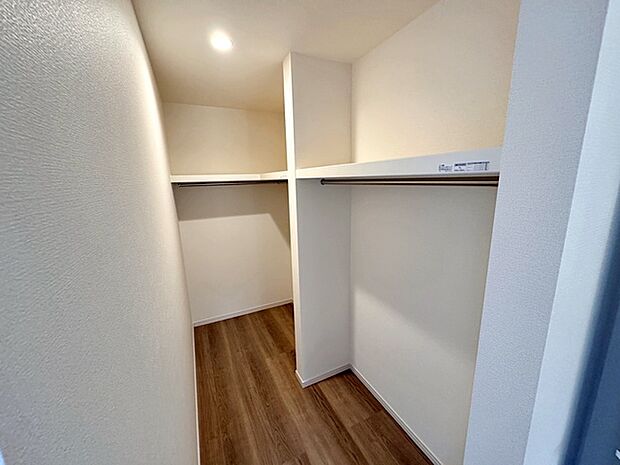 【ウォークインクローゼット】 ハンガーにかけた洋服、帽子やバッグ他収納した物を見渡すことができ整理整頓がしやすい！ 