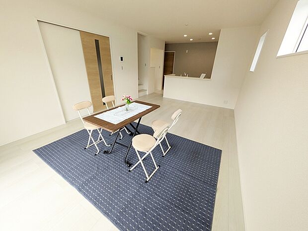 【リビング17.25帖】 リビング内の階段から2階へアクセス。家族が自然と顔を合わせコミュニケーションも高まりますね！ 