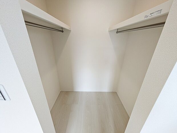 【ウォークインクローゼット】 WICは洋服、帽子、バッグなど全て収納可能！お部屋がスッキリ整理整頓できます！ 