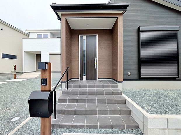 【玄関】 雨の日の出入りも濡れにくい玄関ポーチ