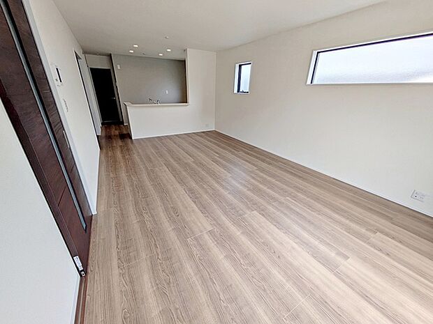 インテリアの映える白を基調とした18.5帖のLDK