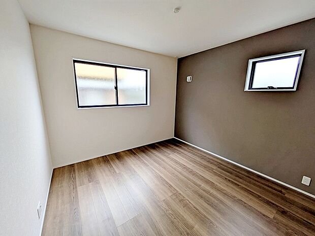 【洋室6.38帖】 一面に淡い色のアクセントクロスを採用しました。ウォークインクローゼットも付いてます!