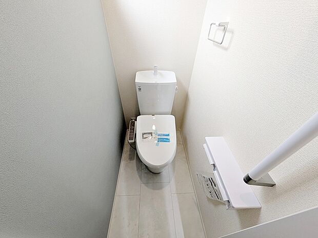 【トイレ】 2カ所にトイレがあり、共にシャワー機能付!小窓が付いている為換気もスッキリして頂けます。
