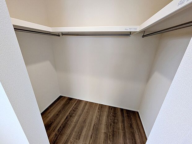 【ウォークインクローゼット】 ハンガーにかけた洋服、帽子やバッグ他収納した物を見渡すことができ整理整頓がしやすい!