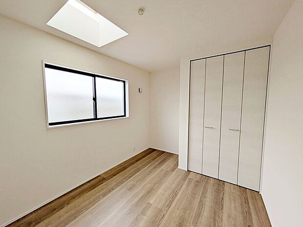 【洋室5.44帖】 天窓があり、開放的で明るいお部屋に。