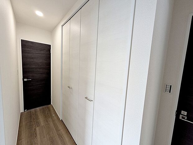 【廊下収納】 廊下には収納スペースを設けております!洗剤等の日用品のストックや掃除用品の収納など、様々な面にご活用していただけます!