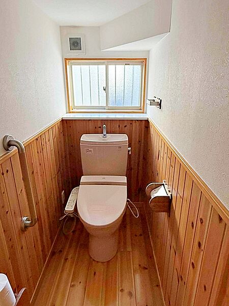 窓付きのトイレで換気もしっかりできます。