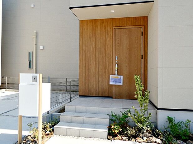 雨の日の出入りも濡れにくい玄関ポーチ 