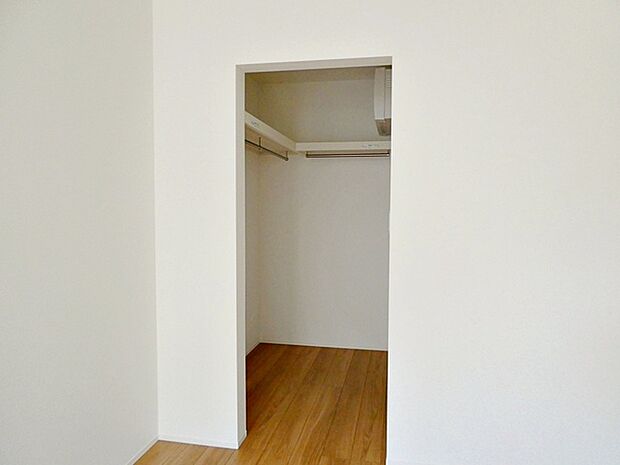 【ウォークインクローゼット】 WICは洋服、帽子、バッグなど全て収納可能！お部屋がスッキリ整理整頓できます！ 