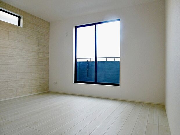 【洋室8帖】 大きなベッドを置いてもゆったり過ごせるプライベート空間です。バルコニーに続く大きな窓があり、洗濯物やお布団などをそのまま部屋に取り込むことができます。