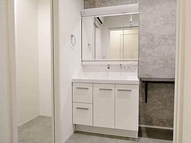 【洗面台】 洗面台の三面鏡の裏には収納があるので、見られたくないものの収納に便利 