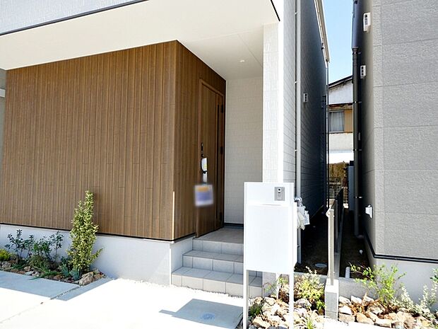 玄関が深い位置にあるので雨に濡れることなく身支度ができます 