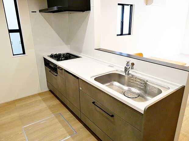 食器洗い乾燥機や豊富な収納など、使い勝手の良いキッチン  