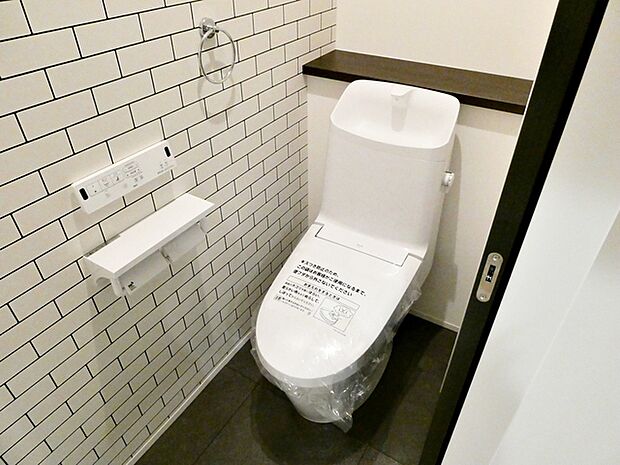 強力な水流が便器鉢内のすみずみまで回り、少ない水でもしっかり汚れを洗い流します 