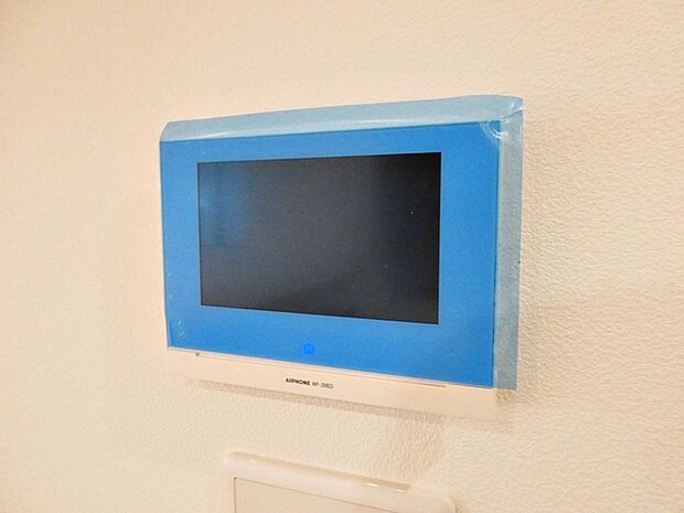 【ＴＶモニター付きインターホン】 カラーモニターでとても鮮明に来訪者が確認でき、不在の際の録画機能もありとても便利です。 