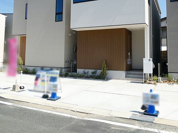 駐車場は2台分を確保、並列で駐車できます。 