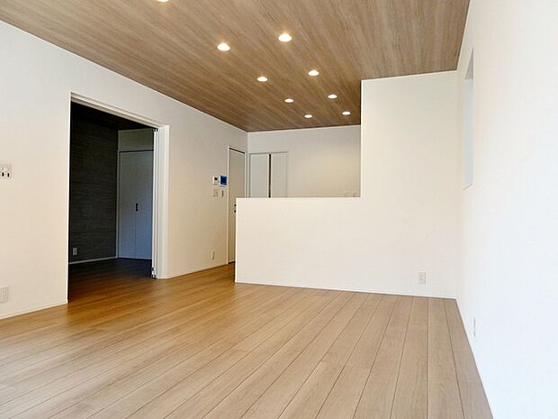 【リビング16帖】 温かみのあるナチュラルテイストのLDK。ダイニングセットを置いてもゆとりがあります!