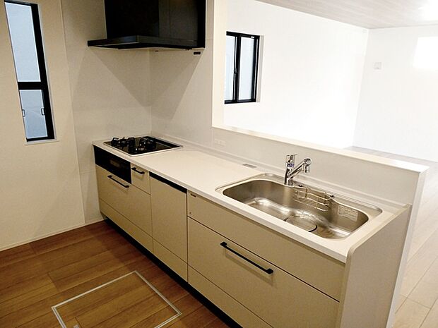 【キッチン】 小さなお子様にも目が届く、使い勝手の良い対面キッチンで楽しくお料理ができます!