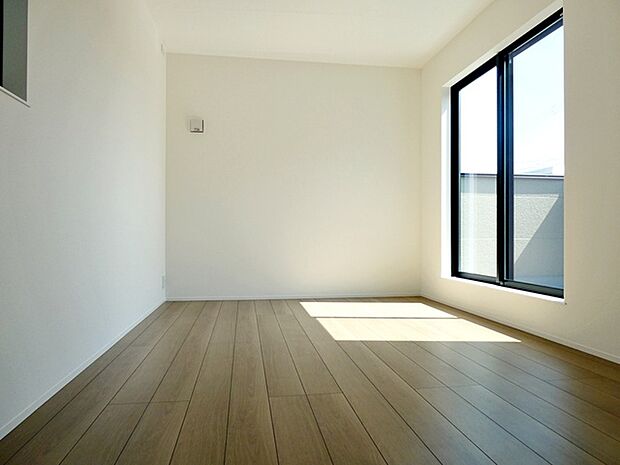 【洋室7帖】 大きなベッドを置いてもゆったり過ごせるプライベート空間です。バルコニーに続く大きな窓があり、洗濯物やお布団などをそのまま部屋に取り込むことができます。