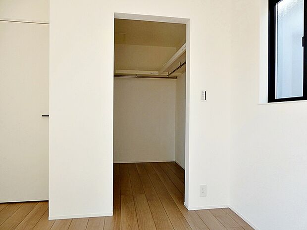 【ウォークインクローゼット】 ハンガーにかけた洋服、帽子やバッグ他収納した物を見渡すことができ整理整頓がしやすい!