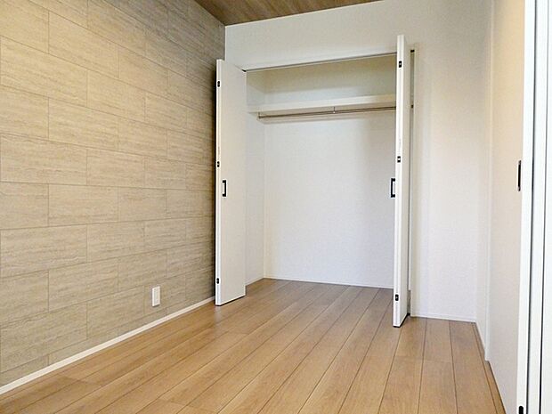 壁面クローゼットがあればタンスを置く必要がなく、出っ張りのないスッキリ空間を維持できます。