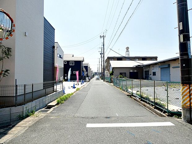 前面道路:北西側約5m幅。前面道路が5mと広いので運転が苦手な方にも安心です