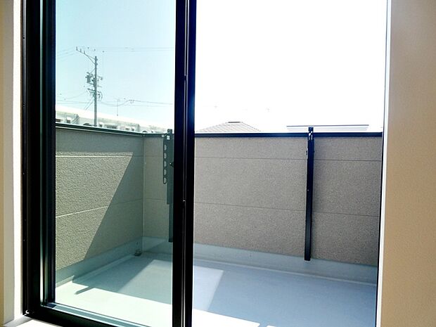 【バルコニー】 陽当たり良好で、晴れた日には洗濯物がカラッと乾きますね