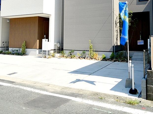 駐車スペースは3台分を確保!並列駐車が可能で車の出し入れもしやすく、運転の苦手な方にも安心です