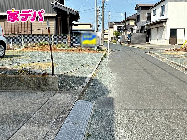 前面道路：南側約3ｍ幅