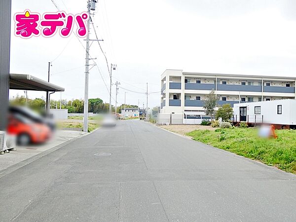 前面道路は公道で、車のすれ違いもらくらく広々6ｍの幅があります