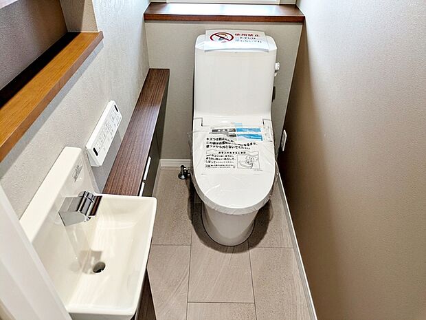 【トイレ】 窓があり自然の風や日差しで気持ちの良い開放感のあるトイレ 