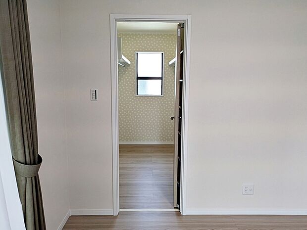 【WIC】 一部屋分ある大容量のウォークインクローゼットで衣類や大きい荷物等も綺麗に収納！ 