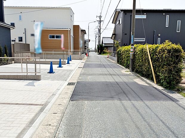 前面道路：西側公道4.1ｍ幅 前面道路と敷地に高低差がなく、お車の出入庫もスムーズに行えます。 