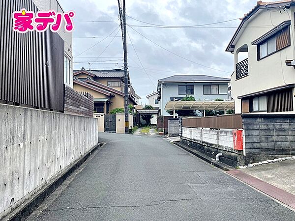 前面道路は約5ｍあり駐車もスムーズに行えます