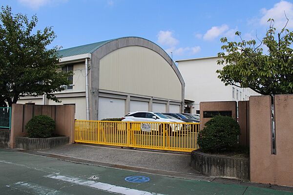 鷹丘小学校（860m）