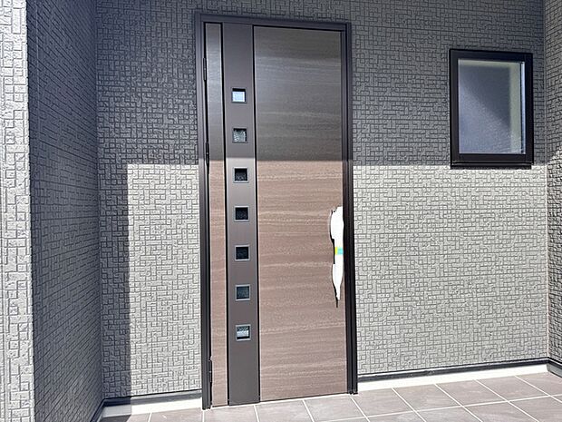 雨の日の出入りも濡れにくい玄関ポーチ 