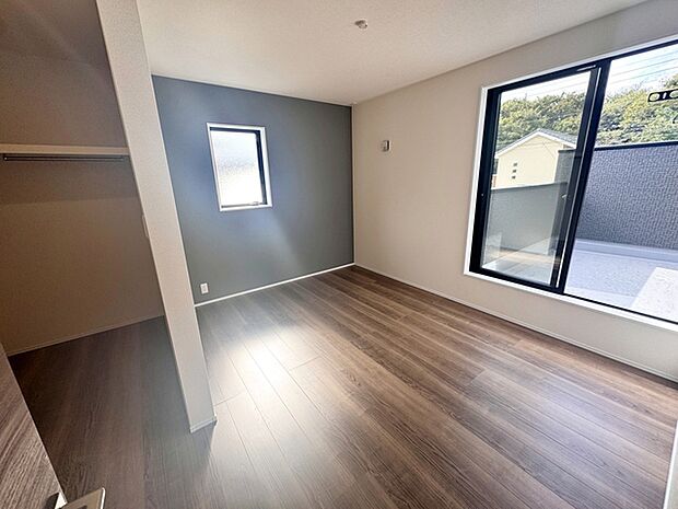 【洋室6.25帖】 2面採光で、晴れの日の日中はいつも明るい室内に。窓を開放すれば気持ちの良い風が入ります。 