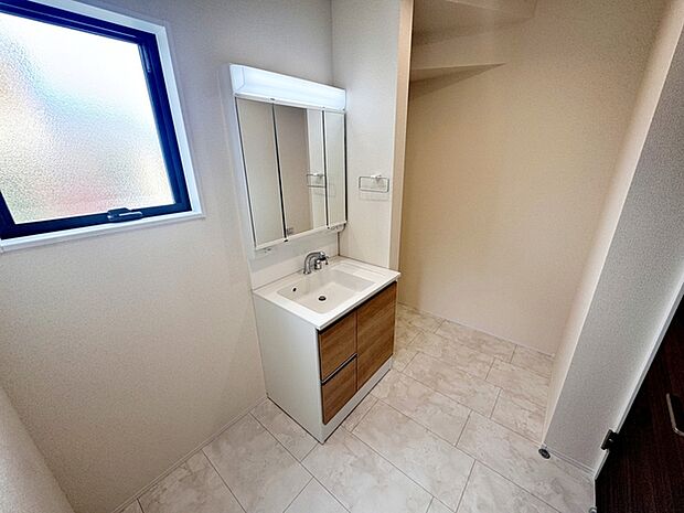 【洗面所】 洗面台の三面鏡の裏には収納があるので、見られたくないものの収納に便利 