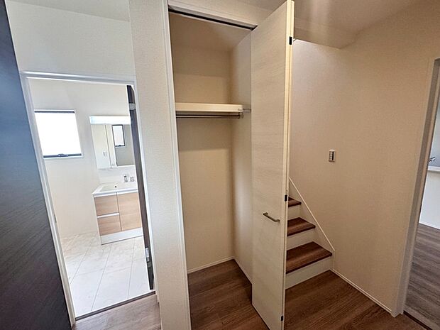 【ホール収納】 たくさん物が置けるので、趣味の物や非常用の備蓄庫としても利用できます。 