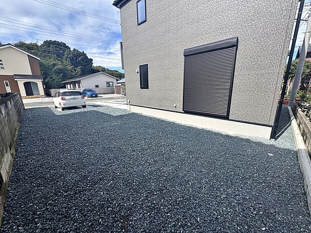 ガーデニングやBBQも楽しめるお庭 