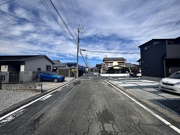 前面道路：西側約7ｍ幅、前面道路は公道で、車のすれ違いもらくらく広々7ｍの幅があります 