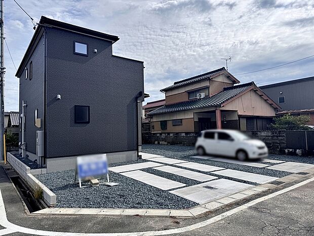 駐車場は3台分を確保、並列で駐車できます。 