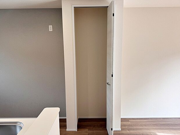 【リビング収納】 リビング内の収納スペース！学校のプリント類や掃除道具の収納などに便利です。  