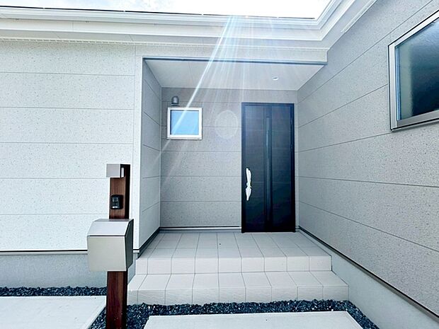 雨の日の出入りも濡れにくい玄関ポーチ