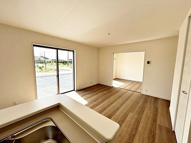 【リビング16.25帖】 家族団らんの時間が増えそうな明るいリビング。隣接洋室へもスムーズでたくさんのゲストも迎えれます。