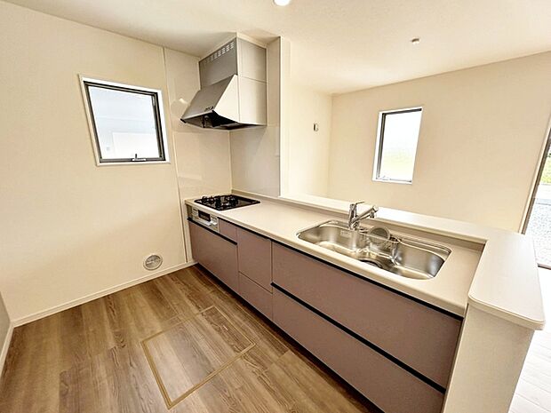 【キッチン】 小さなお子様にも目が届く、使い勝手の良い対面キッチンで楽しくお料理ができます!