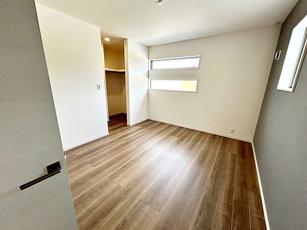 【寝室7.38帖】 2面採光で、晴れの日の日中はいつも明るい室内に。窓を開放すれば気持ちの良い風が入ります。