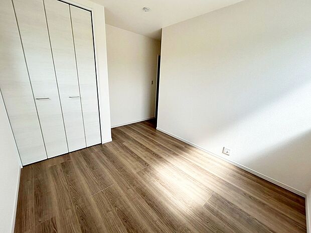 【洋室6.19帖】 お子様の一人部屋に最適な居室です。クローゼット付きで自然とお片付けできる環境に!